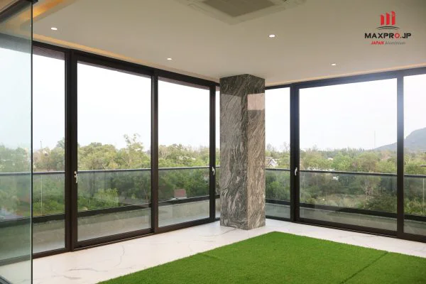 Giống như việc chọn cửa sổ TP HCM phải đảm bảo cả yếu tố thẩm mỹ lẫn độ bền, thì lựa chọn vật liệu ốp tường ngoài trời cũng đòi hỏi sự cân nhắc kỹ lưỡng. 