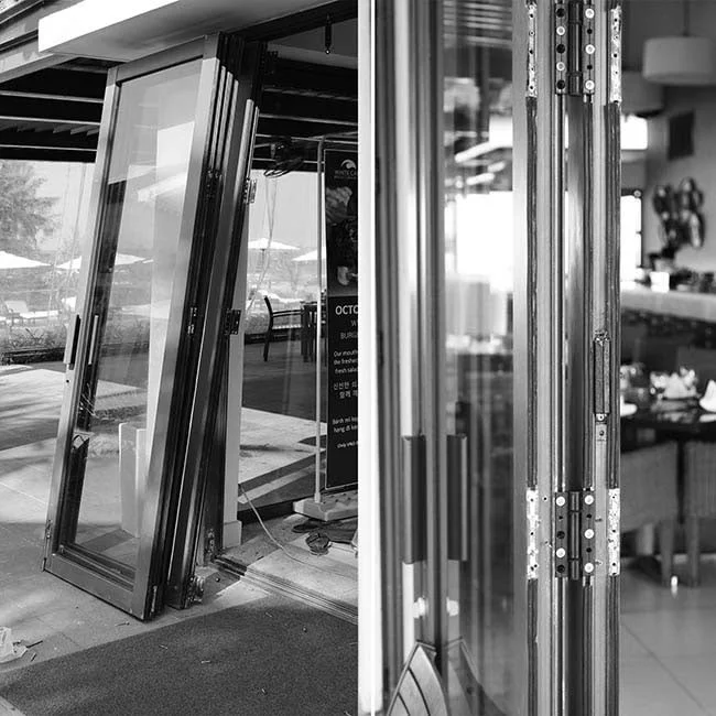 Khi cân nhắc lựa chọn, đừng quên tìm hiểu kỹ và so sánh như khi tham khảo Báo giá cửa cuốn TP HCM, để đảm bảo bạn có quyết định đúng đắn cho ngôi nhà của mình.