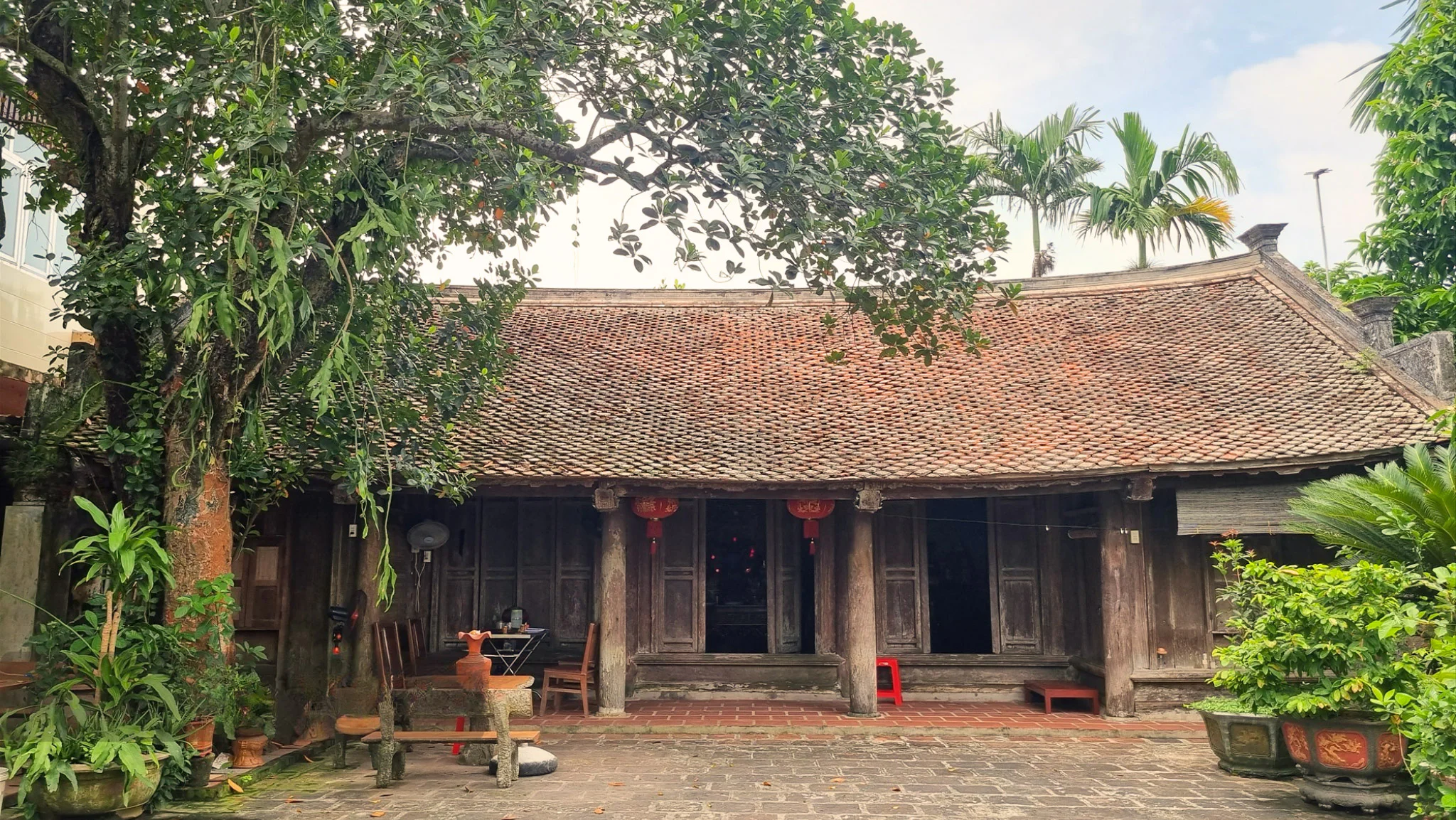 Khi tìm đơn vị Thi công cửa sổ TP HCM, nhiều gia chủ mong muốn cửa thoáng và bền. Điều này giống với mong muốn của người xưa. Nhà không chỉ đẹp mà còn mát, bền và hòa hợp với khí hậu.