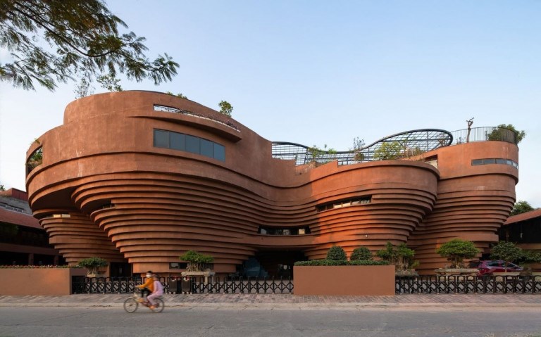 Sự kết hợp giữa tư duy truyền thống và vật liệu mới như Cửa nhôm TP HCM mở ra hướng đi phù hợp cho kiến trúc hiện đại Việt Nam.