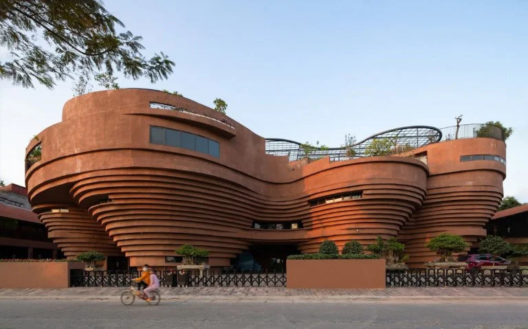 Sự kết hợp giữa tư duy truyền thống và vật liệu mới như Cửa nhôm TP HCM mở ra hướng đi phù hợp cho kiến trúc hiện đại Việt Nam.